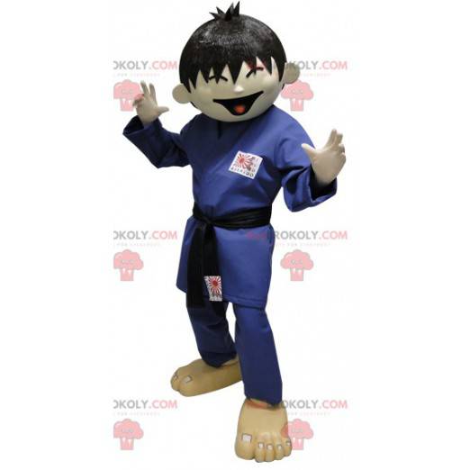 Mascota de karateka judoka. Mascota asiática en kimono -