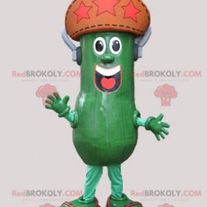 Reusachtige augurk komkommer mascotte met een hoed -