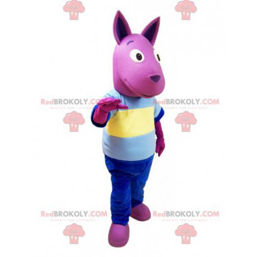 Rosa Känguru-Maskottchen mit einem bunten Outfit -