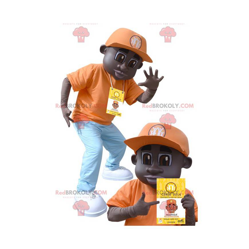 Mascota de niño afroamericano vestida con traje naranja -