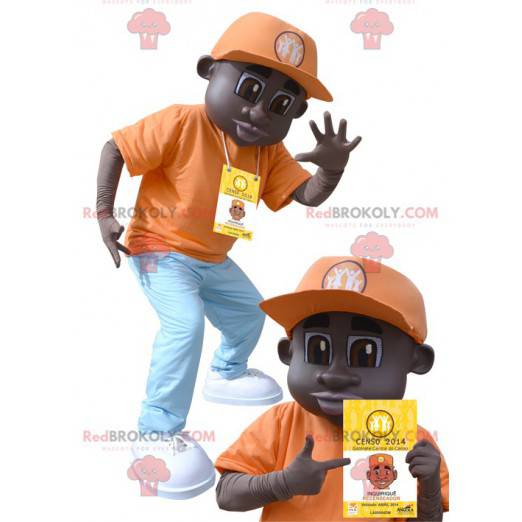 Mascota de niño afroamericano vestida con traje naranja -