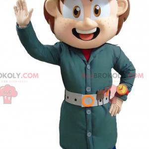 Mascota de bombero en uniforme verde con un casco blanco -