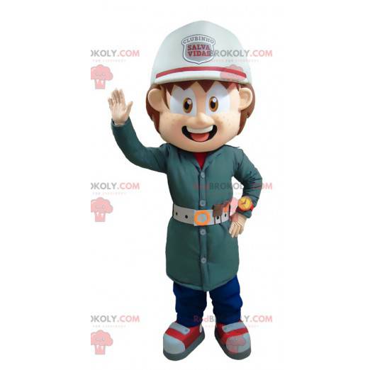 Mascota de bombero en uniforme verde con un casco blanco -