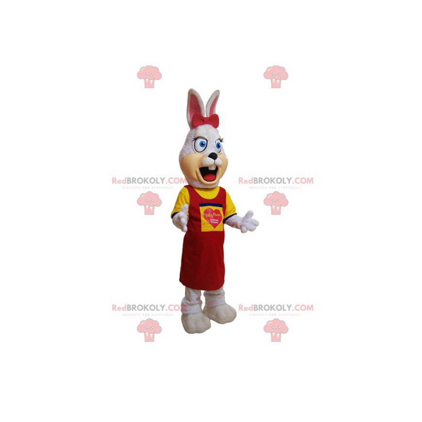 Mascota del conejo blanco peludo vestida de amarillo y rojo -
