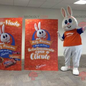 Mascotte de lapin blanc dodu et mignon habillé en orange -