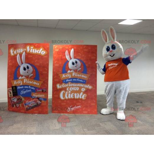 Mascota de conejo blanco regordeta y linda vestida de naranja -