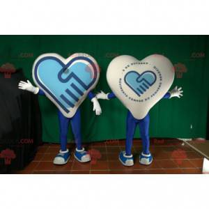 Coração azul e branco gigante de mascote. Coração colorido -