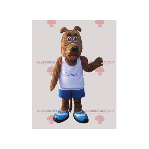 Hnědý pes maskot oblečený ve sportovním oblečení -