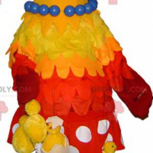 Mascote de galinha amarela e vermelha com pintinhos pendurados