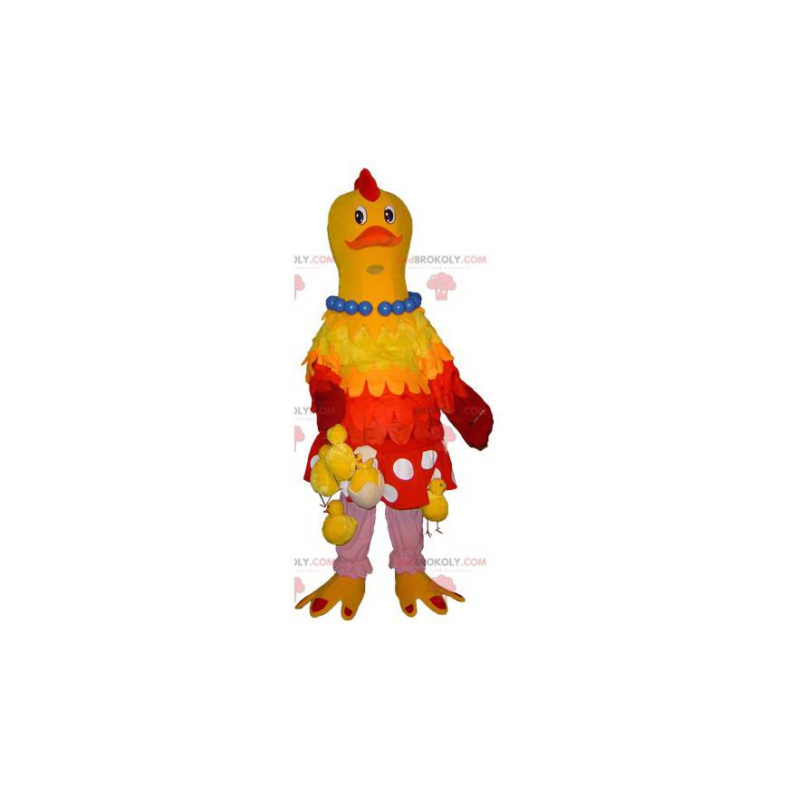 Mascotte de poule jaune et rouge avec des poussins accrochés -