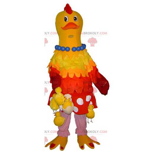 Gelbes und rotes Hühnermaskottchen mit hängenden Küken -