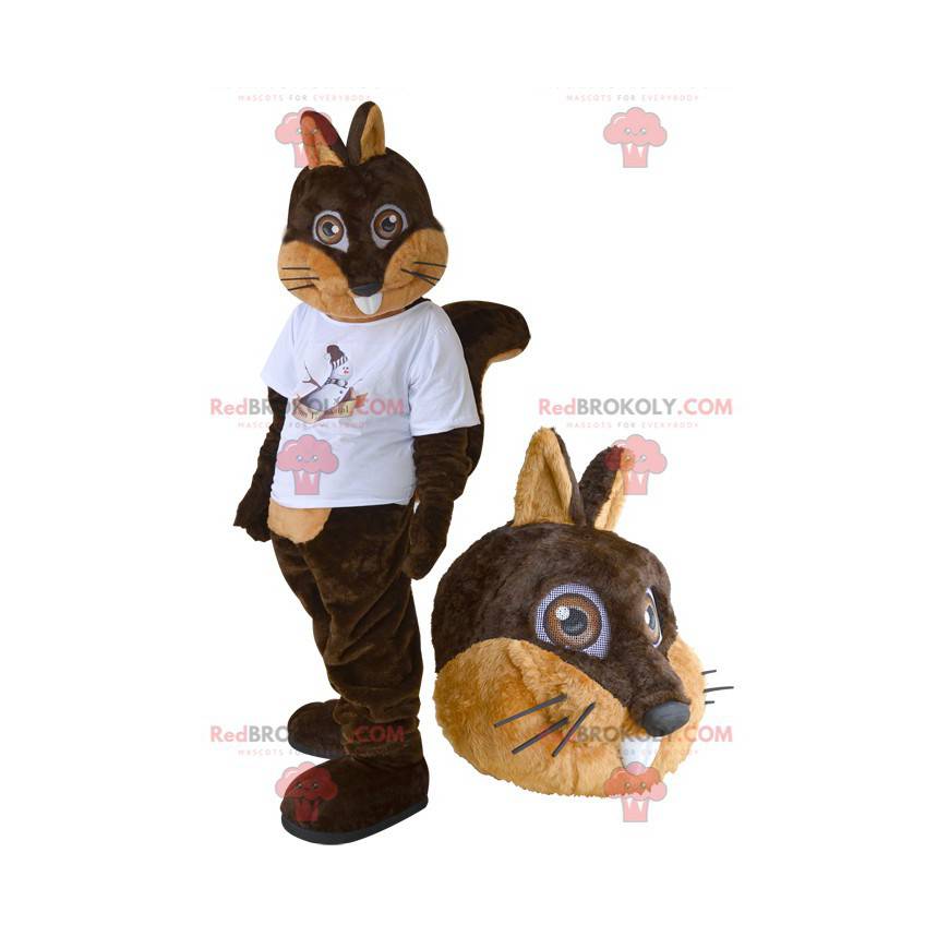 Mascota ardilla marrón y beige con una camiseta blanca -