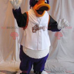 Mascote pato laranja roxo e preto em roupas esportivas -