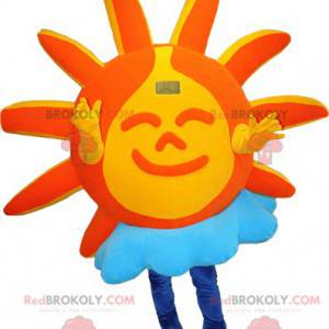 Mascotte del sole arancione e giallo con una nuvola -