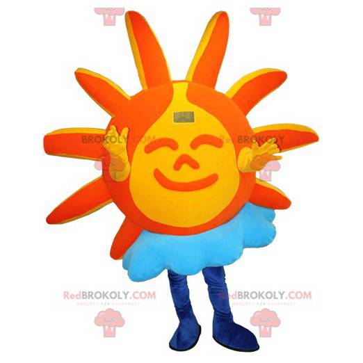 Orange und gelbes Sonnenmaskottchen mit einer Wolke -