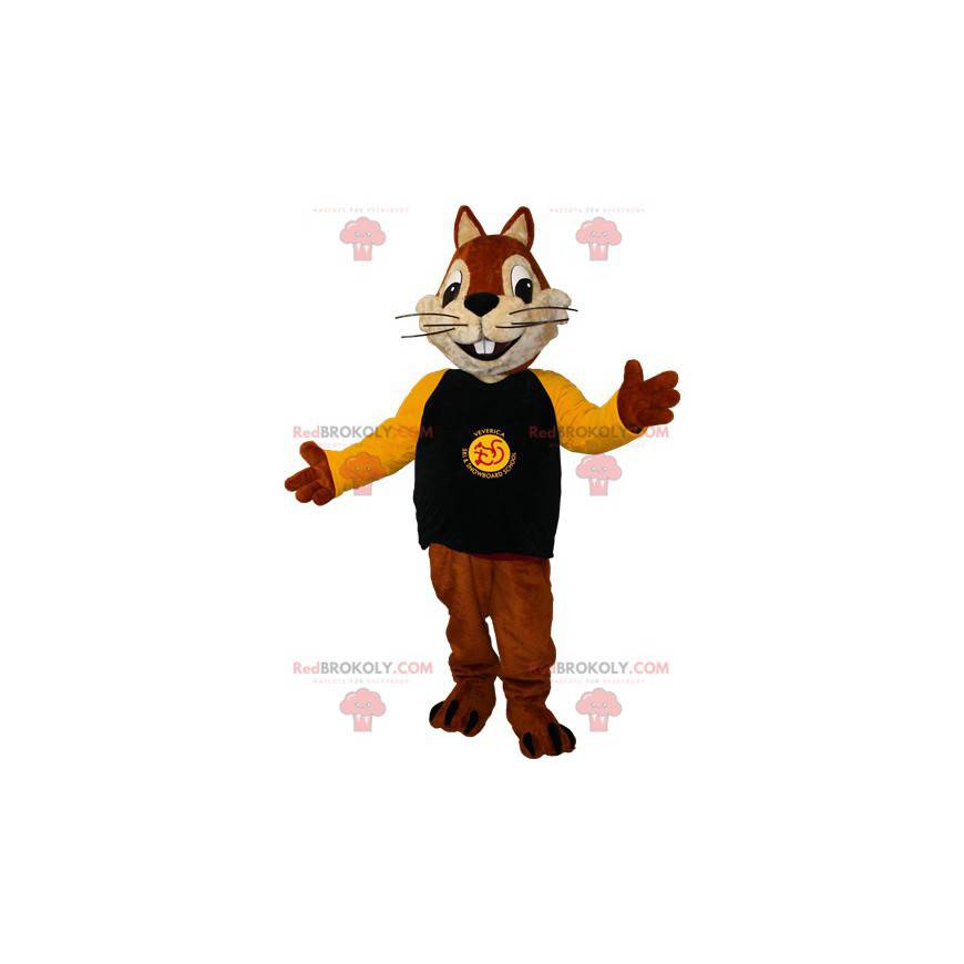 Mascota ardilla marrón y beige con un suéter amarillo y azul -
