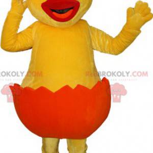 Mascot pollito amarillo en una cáscara de naranja -