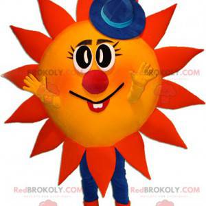 Mascote do sol vermelho e amarelo com um chapéu azul -