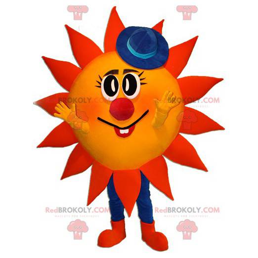 Mascote do sol vermelho e amarelo com um chapéu azul -