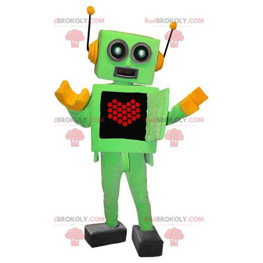 Mascote robô verde e amarelo com um coração na barriga -