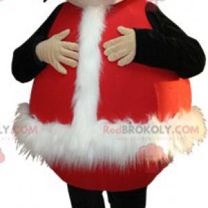 De glimlachende jongensmascotte kleedde zich als Kerstman -