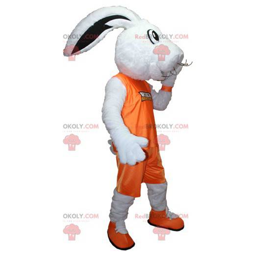 Biały królik maskotka ubrany w pomarańczowy strój sportowy -