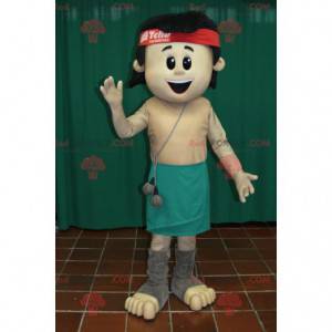 Mascote menino marrom sorridente com saia verde - Redbrokoly.com