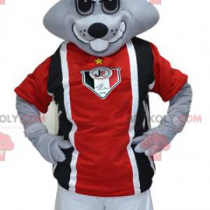 Mascotte de lapin gris en tenue de sport noire et rouge -