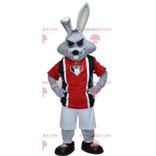 Mascota de conejo gris en ropa deportiva negra y roja -