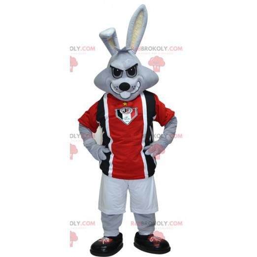 Mascote coelho cinza em roupa esportiva preta e vermelha -