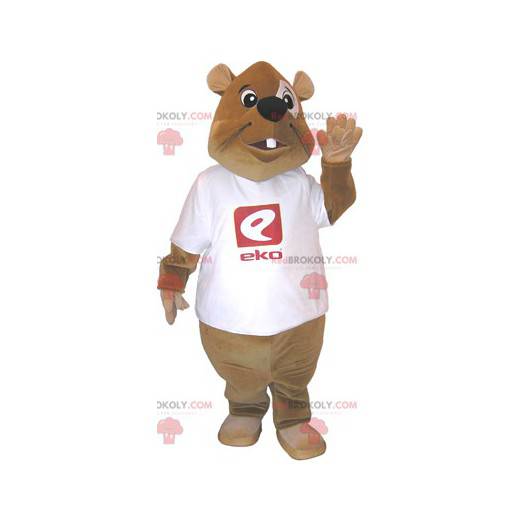 Mascota de castor marrón con una camiseta blanca -