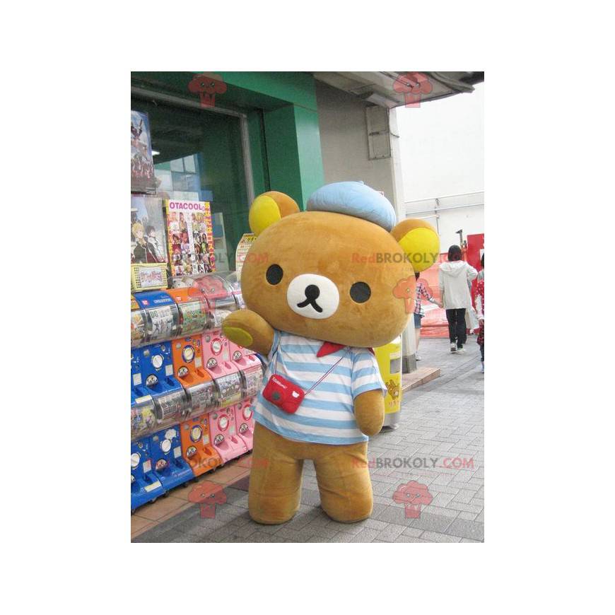 Kleine bruine beer mascotte gekleed in een gestreepte trui -