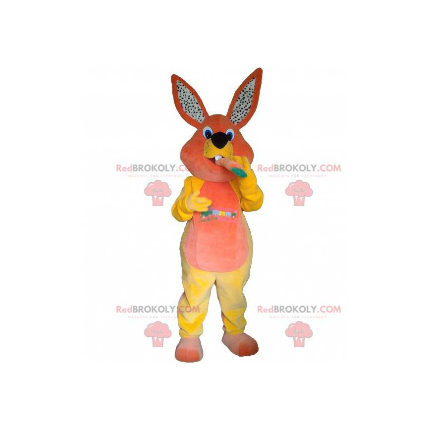 Mascote coelhinho de pelúcia com uma cenoura - Redbrokoly.com