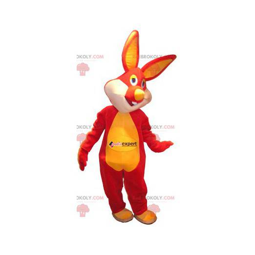 Mascota de conejo rojo y amarillo con ojos de color -