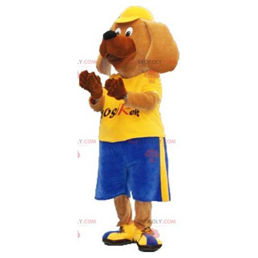 Mascote de cachorro grande em roupas esportivas com boné -
