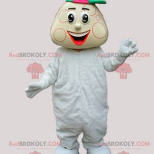 Babyjongen mascotte in witte babygros en een pet -