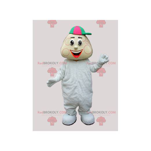 Babyjongen mascotte in witte babygros en een pet -