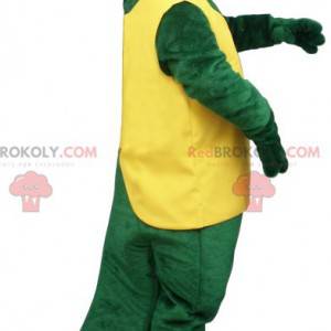 Mascote crocodilo verde em traje amarelo e vermelho -