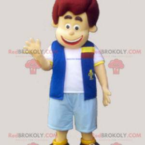 Menino mascote vestido com um colete e shorts - Redbrokoly.com