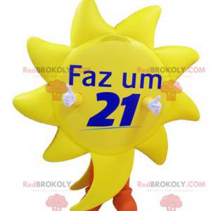 Mascote gigante do sol amarelo com calça laranja -