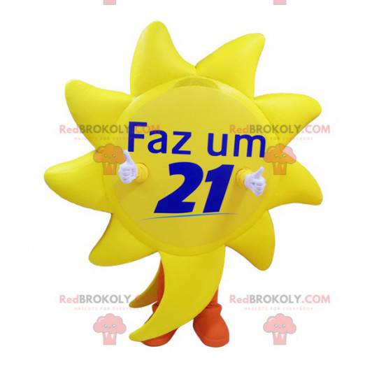 Mascota del sol amarillo gigante con pantalones naranjas -