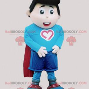 Malý chlapec maskot s pláštěnkou a super boty - Redbrokoly.com