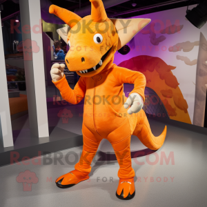 Orange Triceratops maskot...