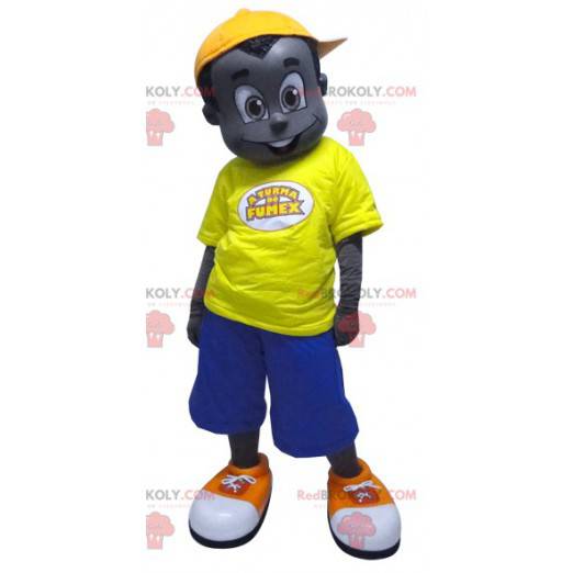 Mascote menino negro vestido de amarelo e azul - Redbrokoly.com