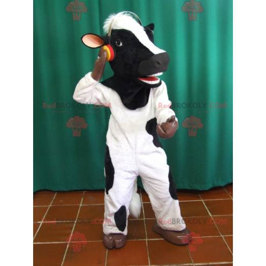 Mascote de vaca preto e branco com fones de ouvido -