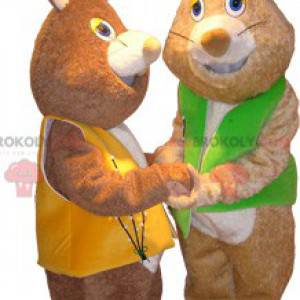 2 mascotes de coelhos marrons macios usando coletes -