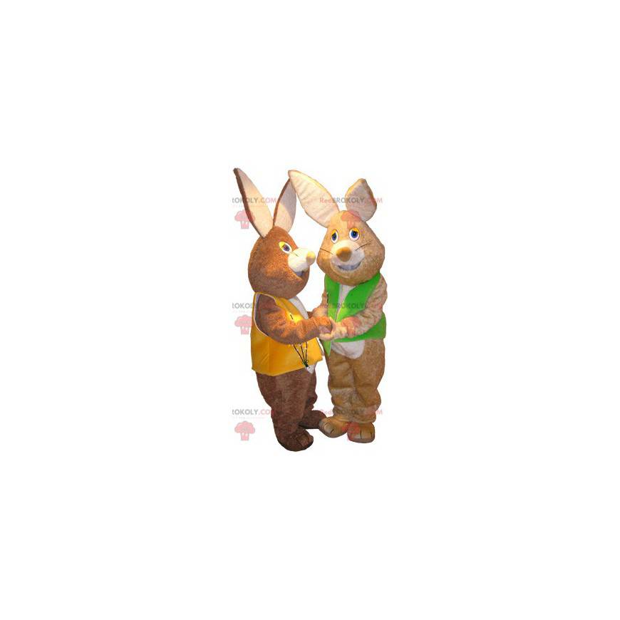 2 maskotki miękkich brązowych królików w kamizelkach -