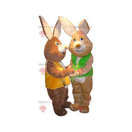 2 maskoti měkkých hnědých králíků na sobě vesty - Redbrokoly.com