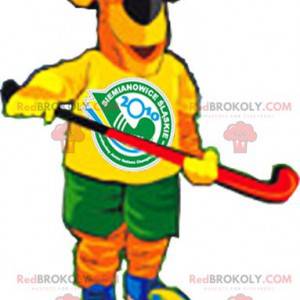 Mascotte de chien orange et jaune en tenue de hockey -