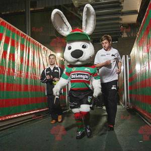 Gran mascota de conejo blanco en ropa deportiva - Redbrokoly.com
